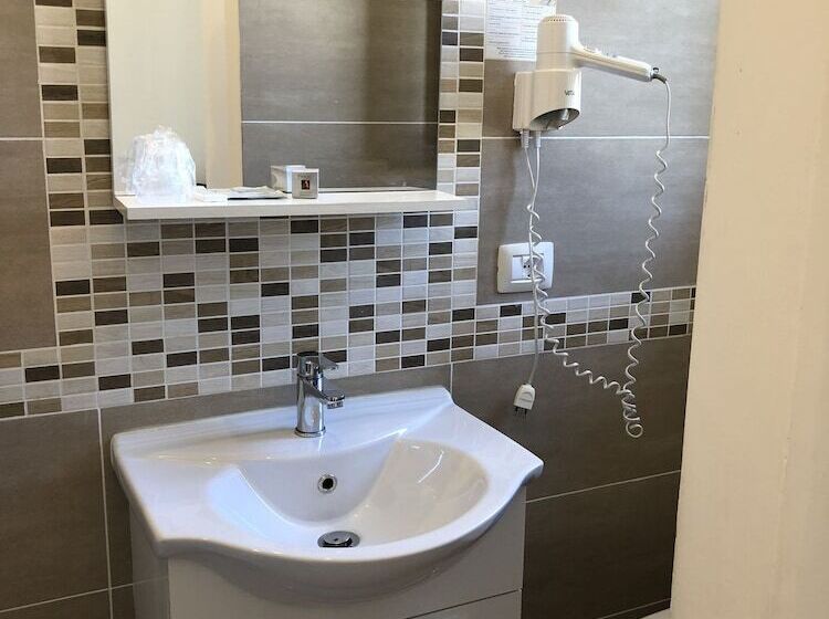 スタンダードシングルルーム, Lukas