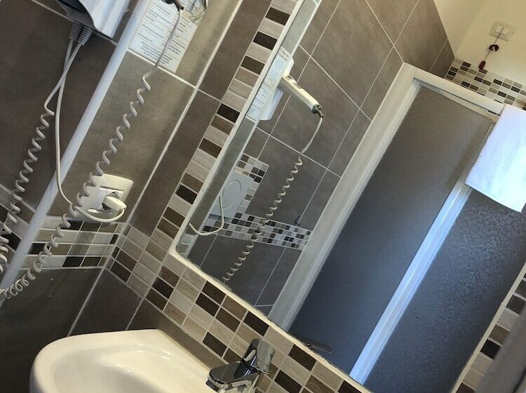 スタンダードシングルルーム, Lukas