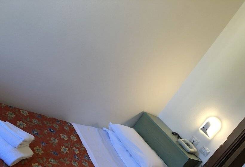 スタンダードシングルルーム, Lukas