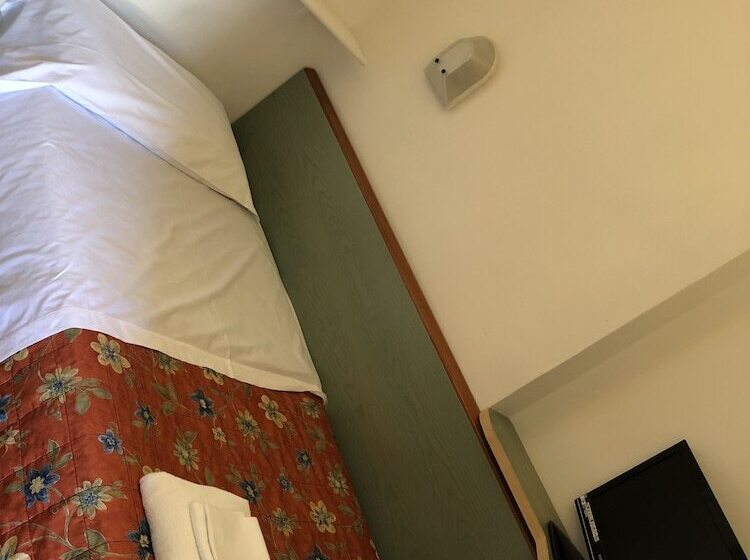 スタンダードシングルルーム, Lukas