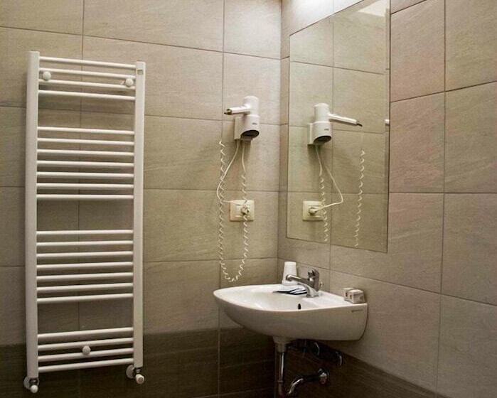 庭の見えるスタンダードトリプルルーム, Lukas