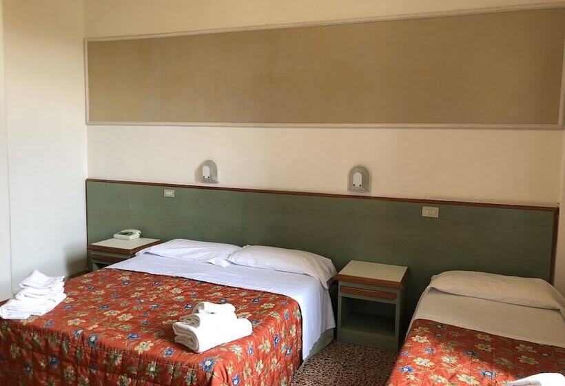 庭の見えるスタンダードトリプルルーム, Lukas