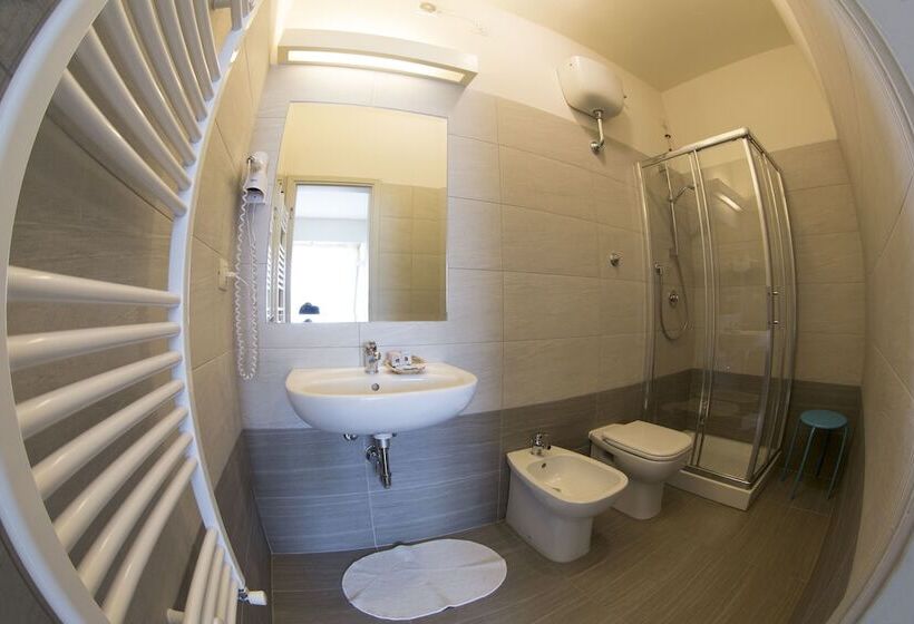 オーシャンビュースタンダードルーム, Lukas