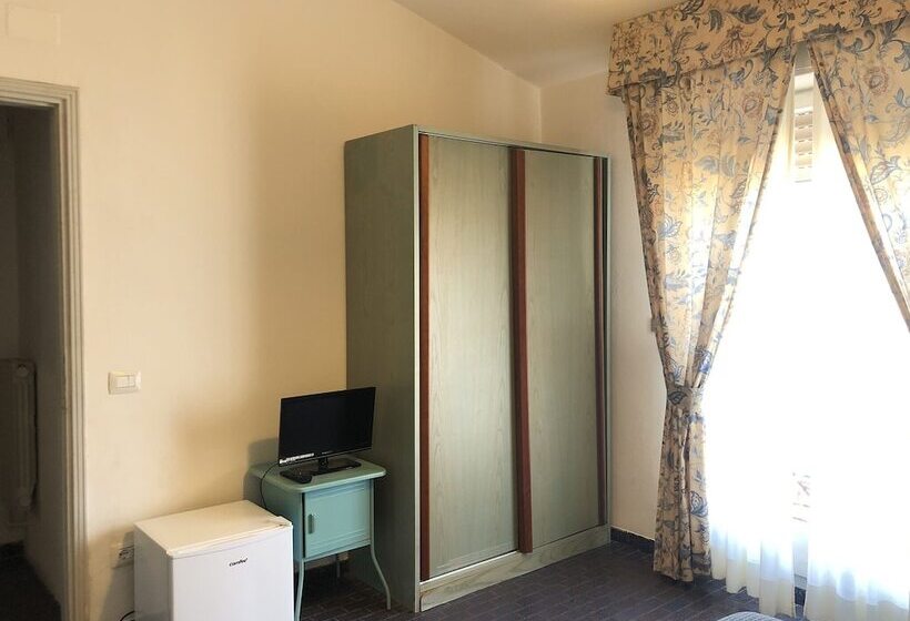 ペントハウスルーム, Lukas