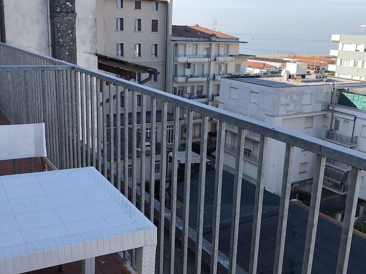 ペントハウスルーム, Lukas