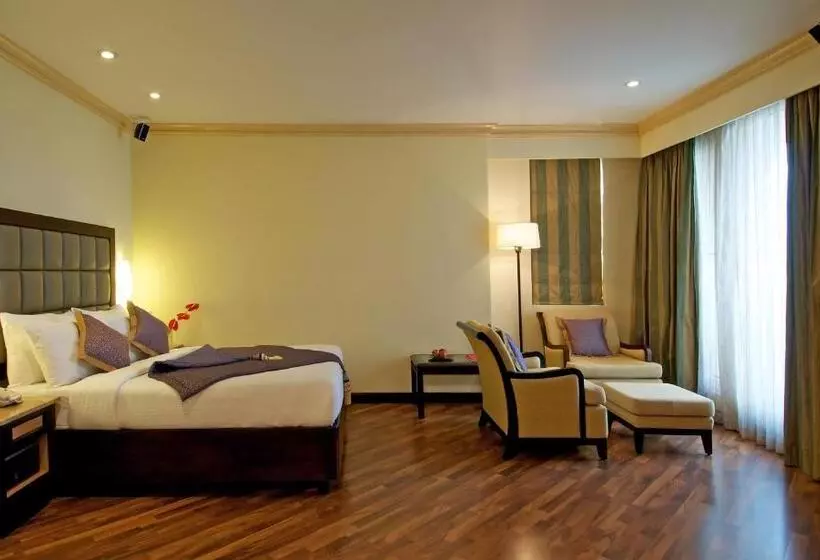 Business Suite Kingsize Bett, Vivanta Ernakulam, Marine Drive