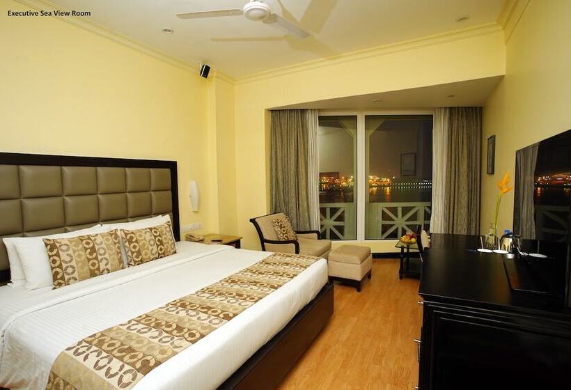 Номер Superior с Видом, Vivanta Ernakulam, Marine Drive