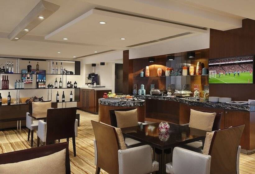 Номер Премиум Вид на Город, Novotel Mumbai Juhu Beach