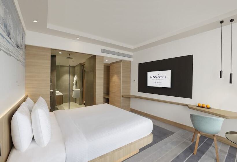 اتاق سوپریور با چشم‌انداز دریا, Novotel Mumbai Juhu Beach