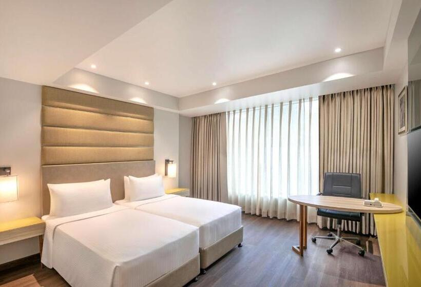 带大床的高级房间, Radisson Hotel Bareilly Airport