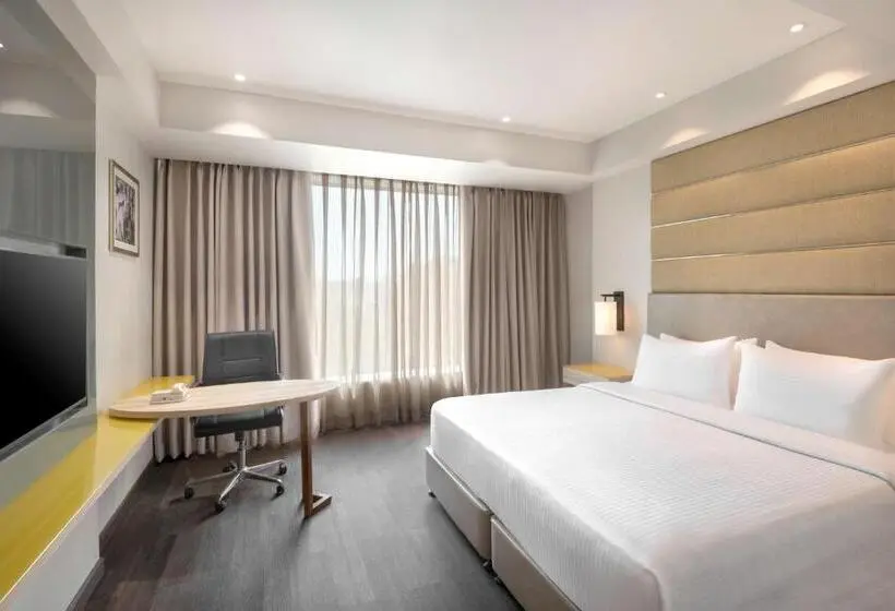 キングサイズベッドのデラックスルーム, Radisson Hotel Bareilly Airport