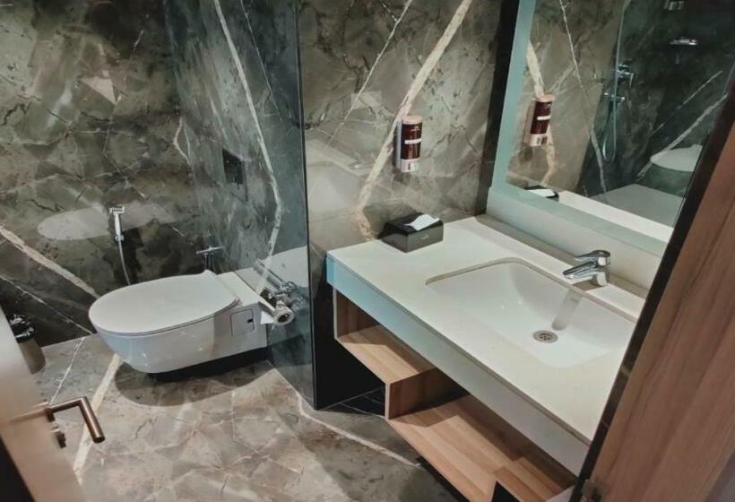 带大床的高级房间, Radisson Hotel Bareilly Airport