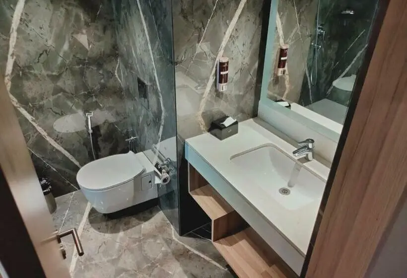 キングサイズベッドのデラックスルーム, Radisson Hotel Bareilly Airport