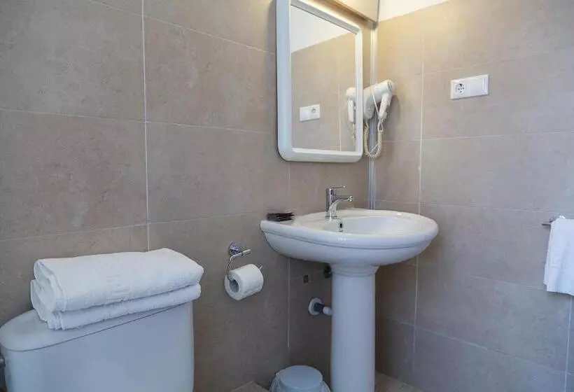 اتاق ساده سه نفره, Hostal Fonda Montserrat