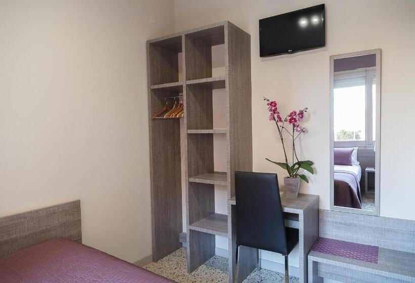 اتاق ساده سه‌ نفره, Hostal Fonda Montserrat