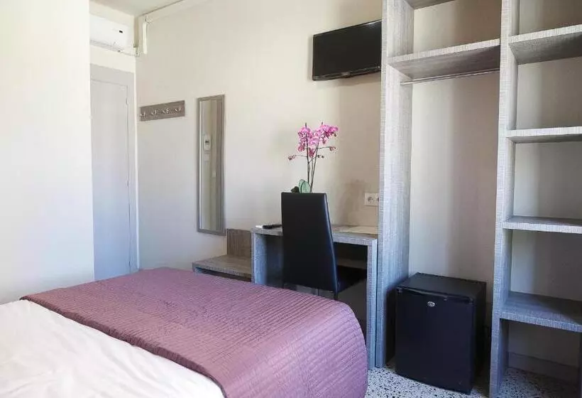 اتاق ساده سه نفره, Hostal Fonda Montserrat