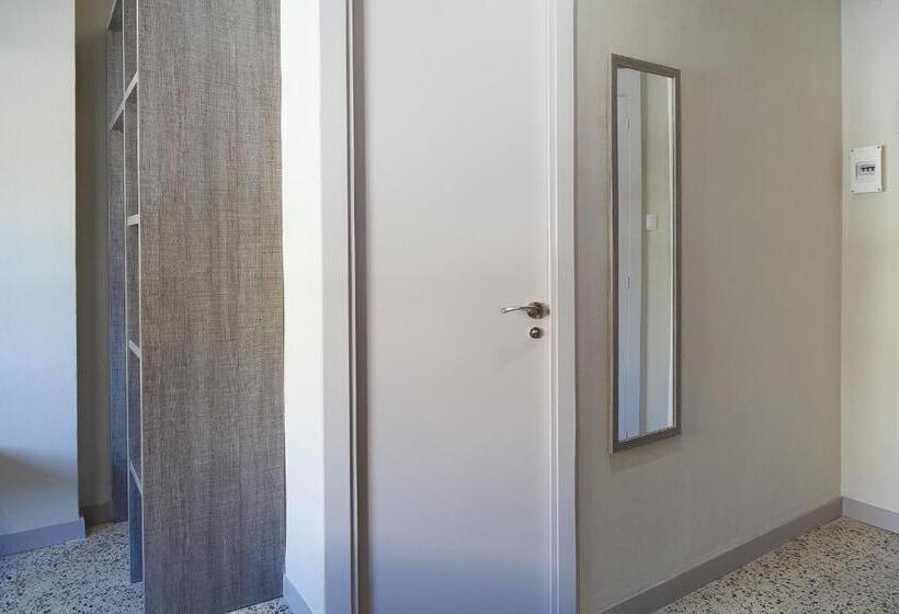 اتاق ساده سه‌ نفره, Hostal Fonda Montserrat