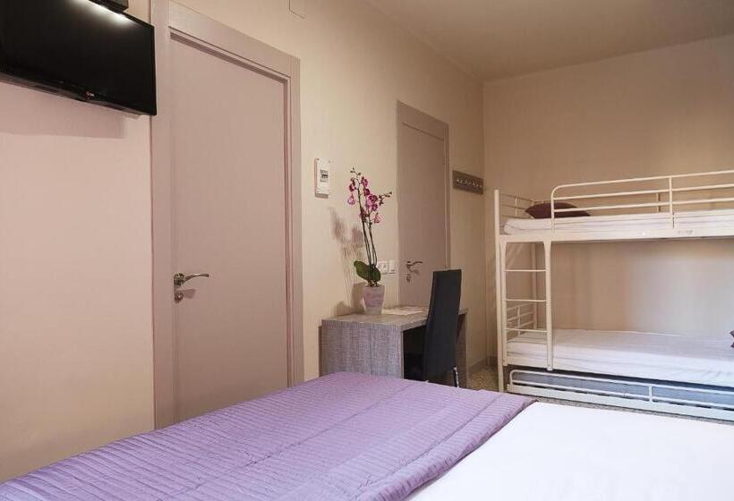 اتاق کلاسیک چهارنفره, Hostal Fonda Montserrat