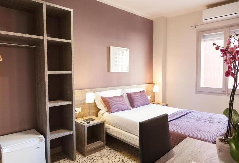 اتاق کلاسیک چهارنفره, Hostal Fonda Montserrat