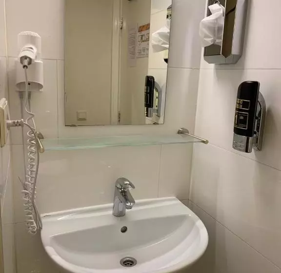 اتاق استاندارد چهار تخته, Dam