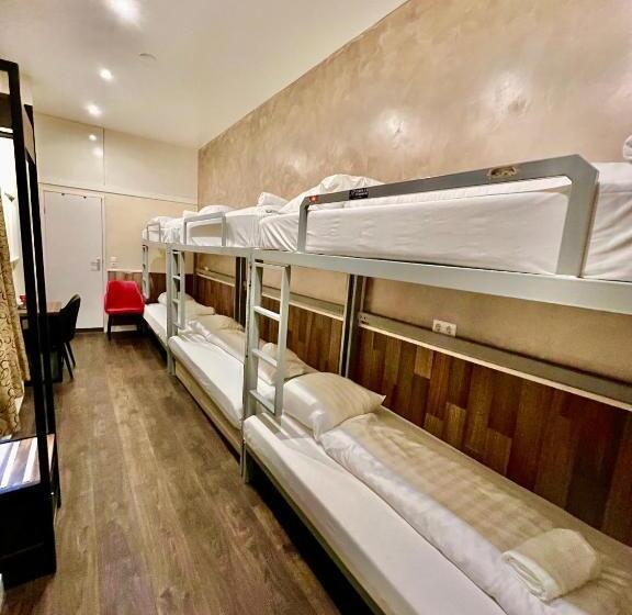 غرفة عائلية, Dam