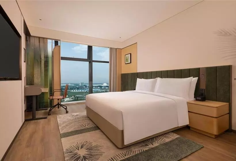 Deluxe Suite King Bed, Hilton Beijing Capital Airport