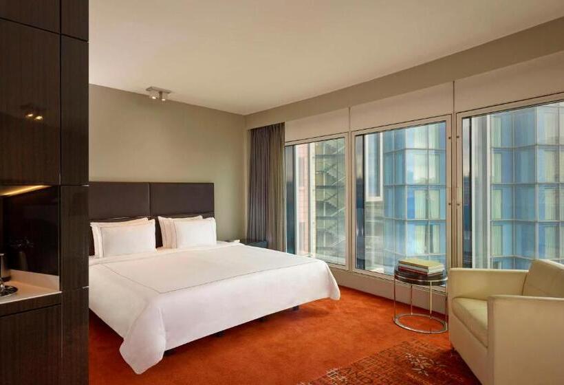 패밀리 스튜디오, Park Plaza London Westminster Bridge