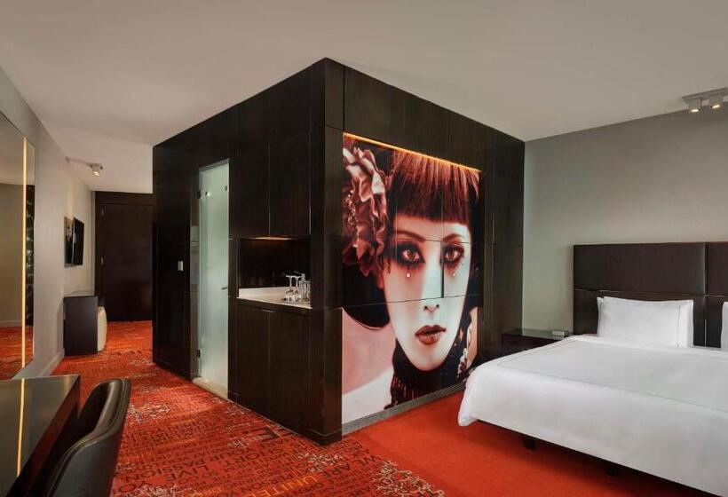 스탠다드 스튜디오 (전망), Park Plaza London Westminster Bridge