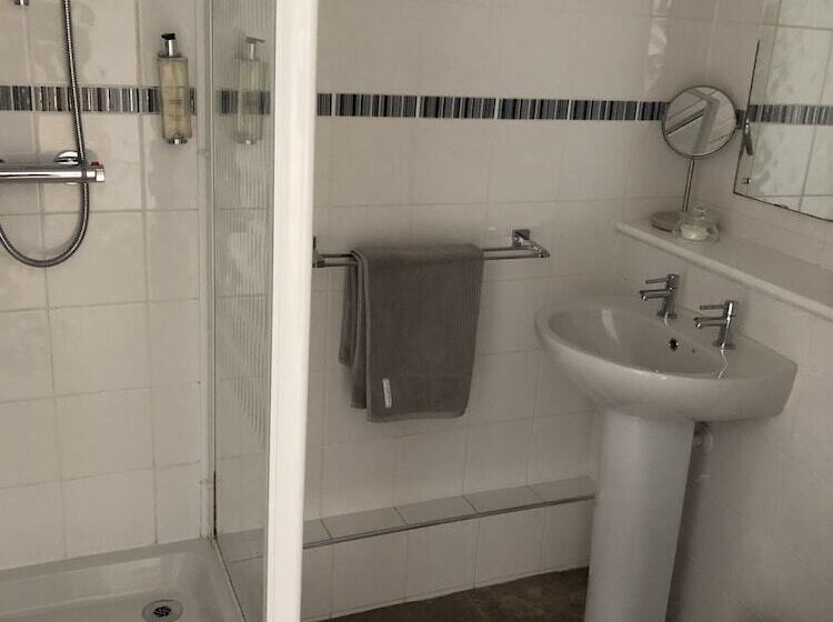 스탠다드 룸, The George At Nunney