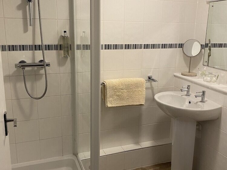 스탠다드 룸, The George At Nunney