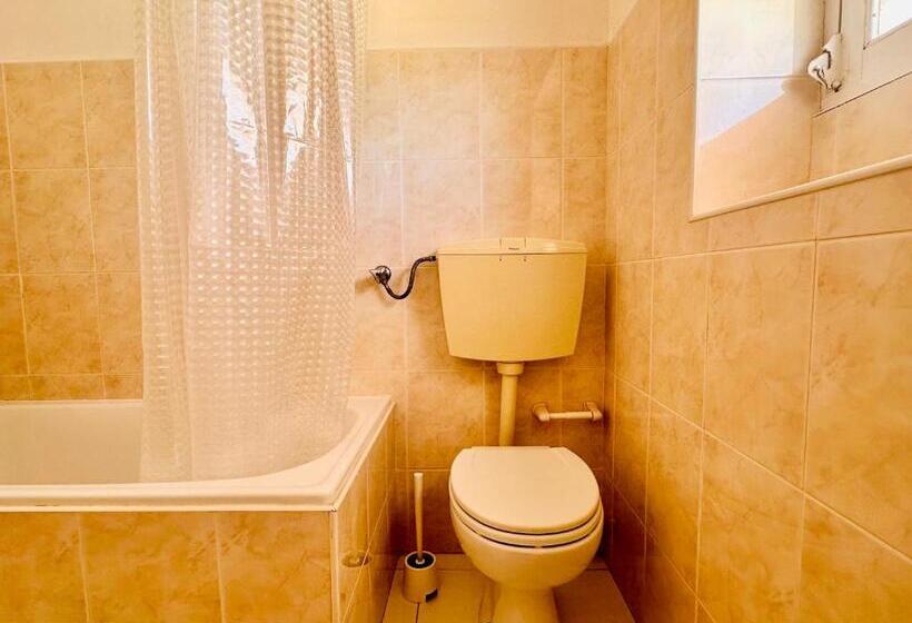 غرفة قياسية مطلّة علي حمام السباحة, Vila Bela