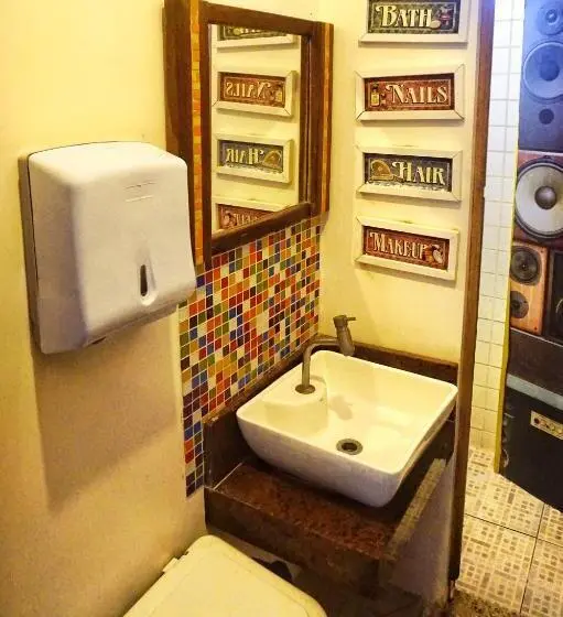 اتاق استاندارد با سرویس بهداشتی مشترک, Biergarten Hostel