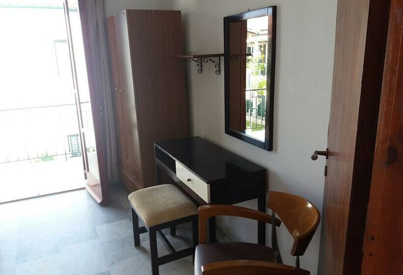 استودیوی استاندارد, Harry S Bar & Apartments 1