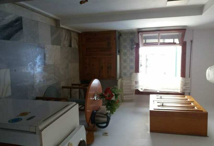 استودیوی استاندارد, Harry S Bar & Apartments 1