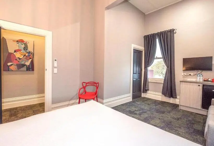 キングサイズベッドのスタンダードルーム, Telegraph Hotel Numurkah