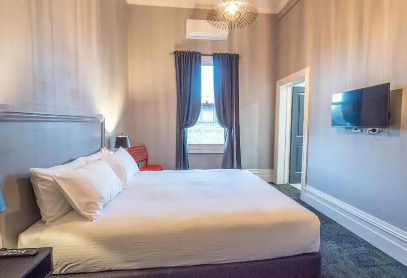 キングサイズベッドのスタンダードルーム, Telegraph Hotel Numurkah