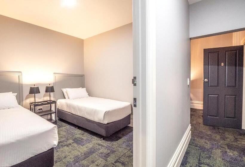 패밀리 룸, Telegraph Hotel Numurkah