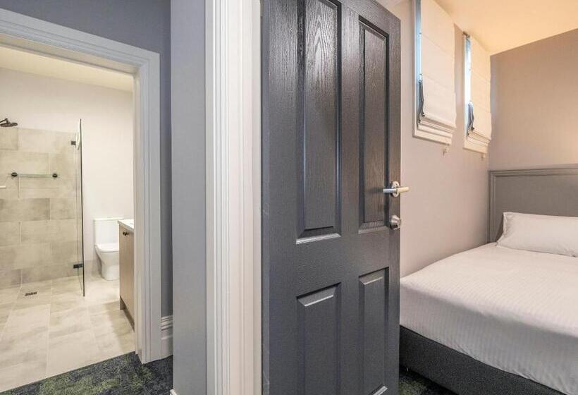 패밀리 룸, Telegraph Hotel Numurkah