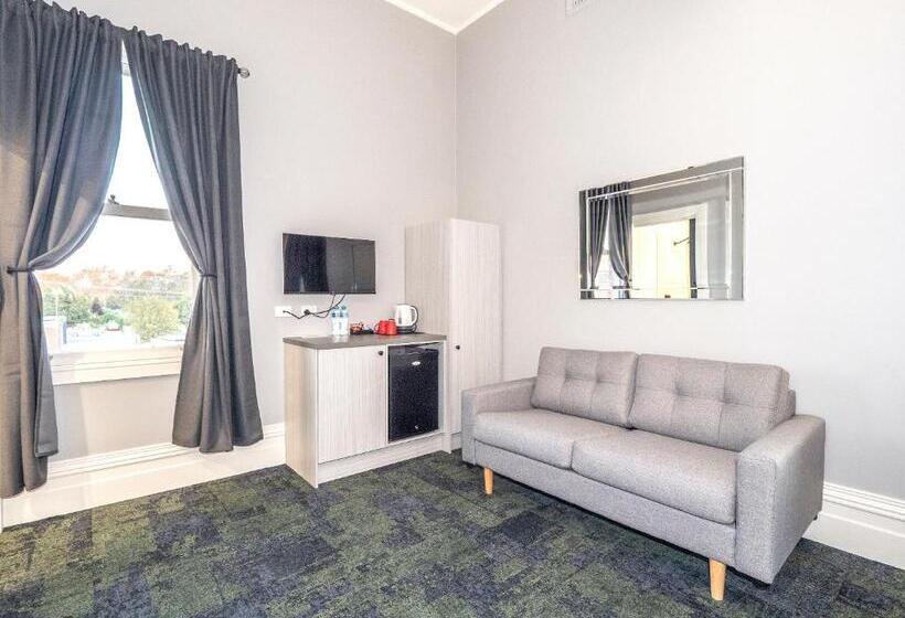 패밀리 룸, Telegraph Hotel Numurkah