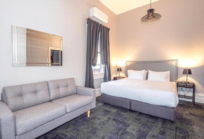 패밀리 룸, Telegraph Hotel Numurkah