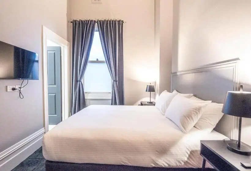 キングサイズベッドのスタンダードルーム, Telegraph Hotel Numurkah