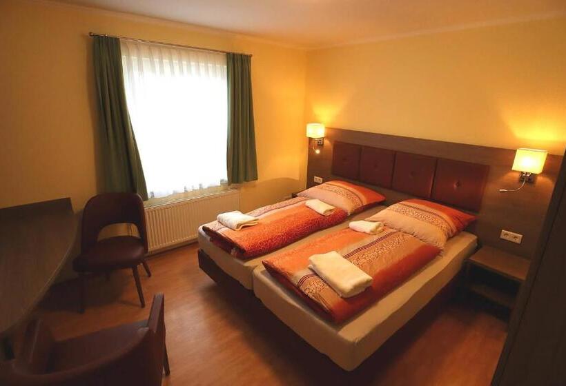 شقة غرفتين, Ellen