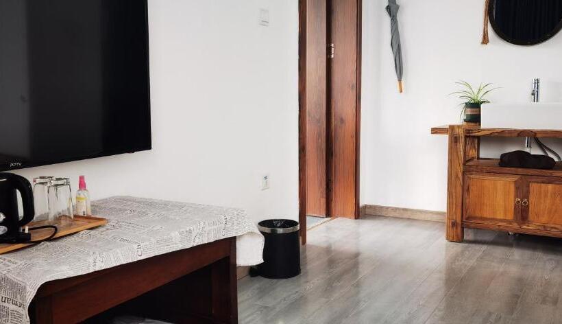 غرفة قياسية مطلة على الجبل, Tujia Folk Houses