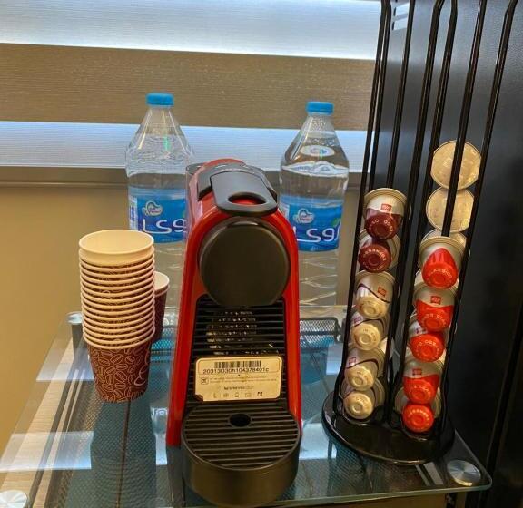 اتاق لوکس, Moses Residence