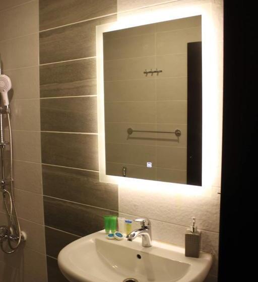 اتاق لوکس, Moses Residence