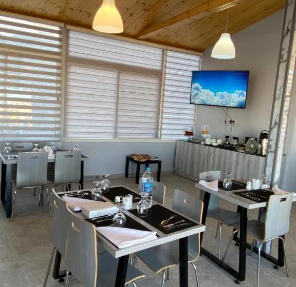 اتاق لوکس خانوادگی, Moses Residence