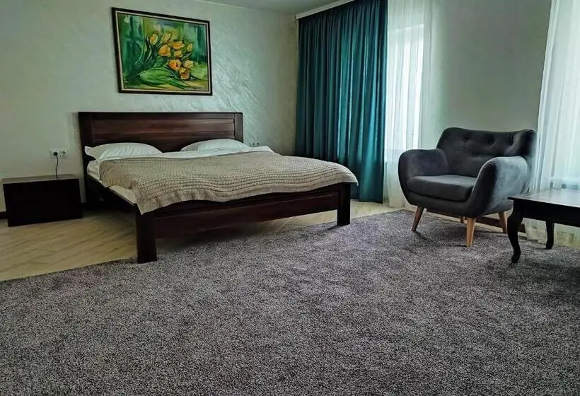 Deluxe Kolmen Hengen Huone, готель ресторан олеся