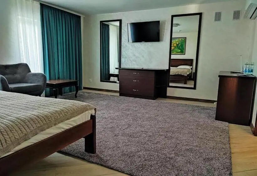 Deluxe Kolmen Hengen Huone, готель ресторан олеся