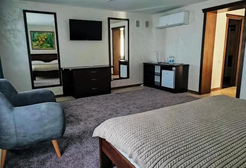 Deluxe Kolmen Hengen Huone, готель ресторан олеся