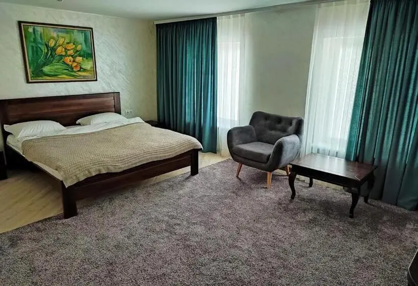 Deluxe Kolmen Hengen Huone, готель ресторан олеся